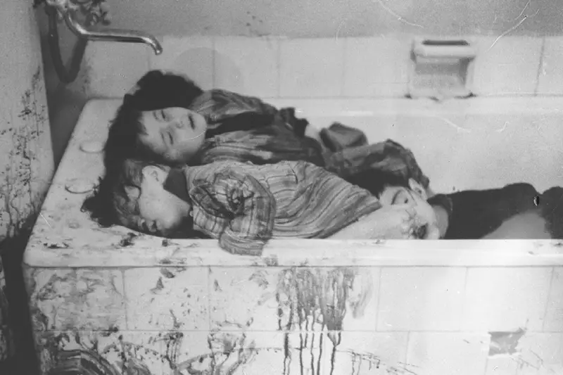 Kumsal Katliamı - Barbarlık Müzesi küvet fotoğrafı (1963 tarihi belge, şiddet içerir)