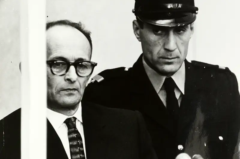 Adolf Eichmann kurşun geçirmez camla korundu