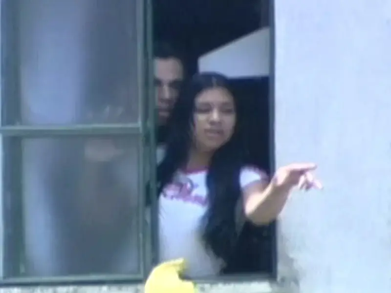 He lifted Eloá onto his lap and leaned out the window